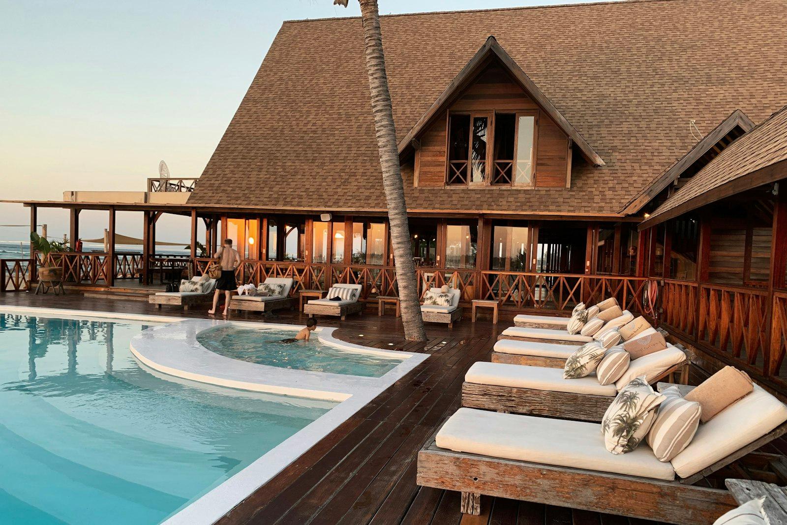 Piscina de um resort ao entardecer